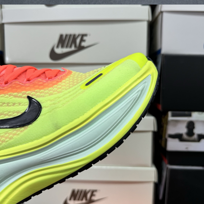 Nike Vomero Plus - Bright Mango