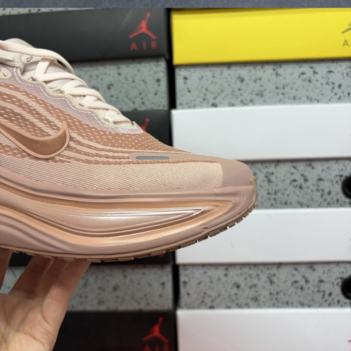 Nike Vomero Plus - Particle Pink Rose Gold