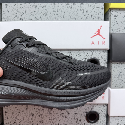 Nike Vomero 18 - Triple Black
