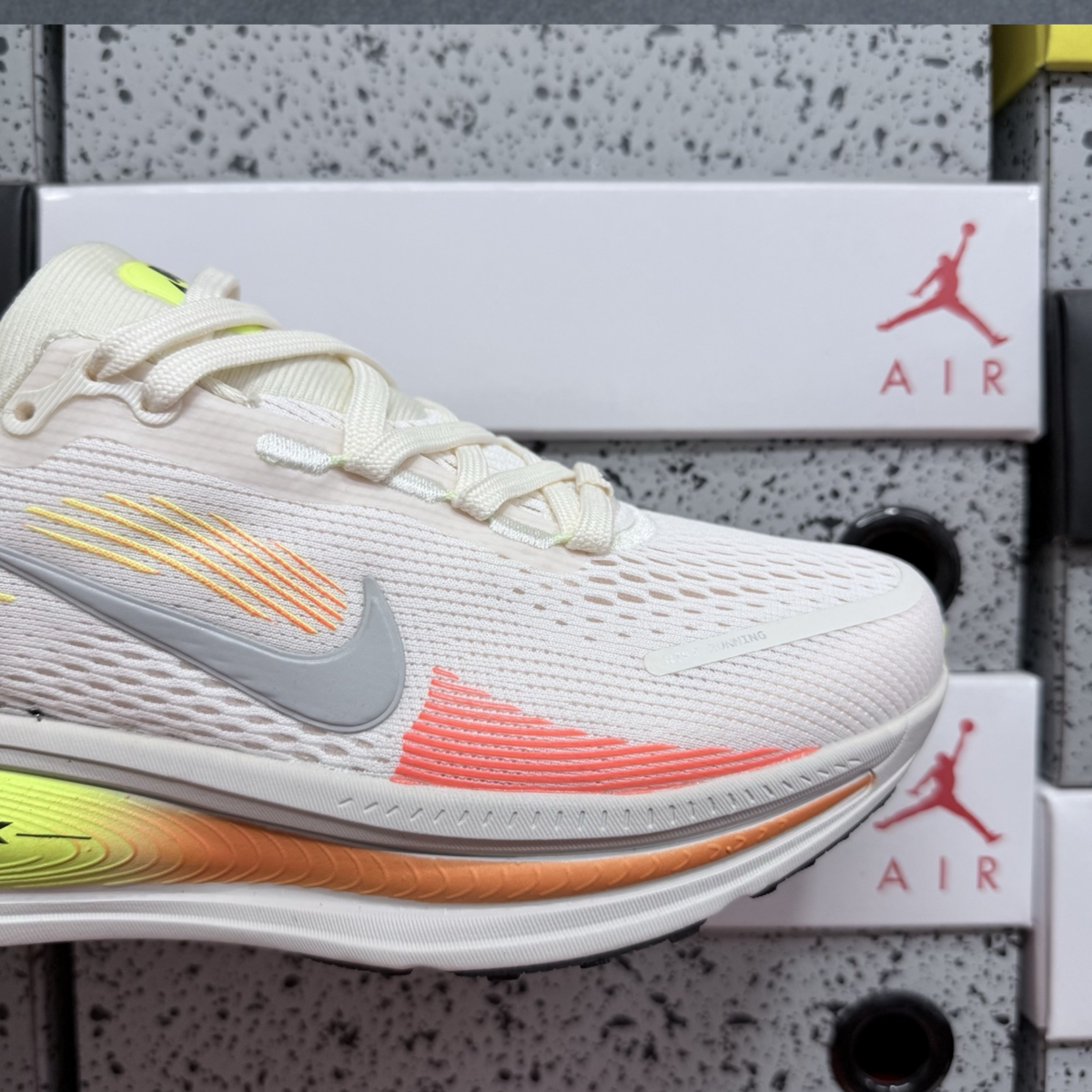 Nike Vomero 18 - Sail Bright Crimson Laser Orange