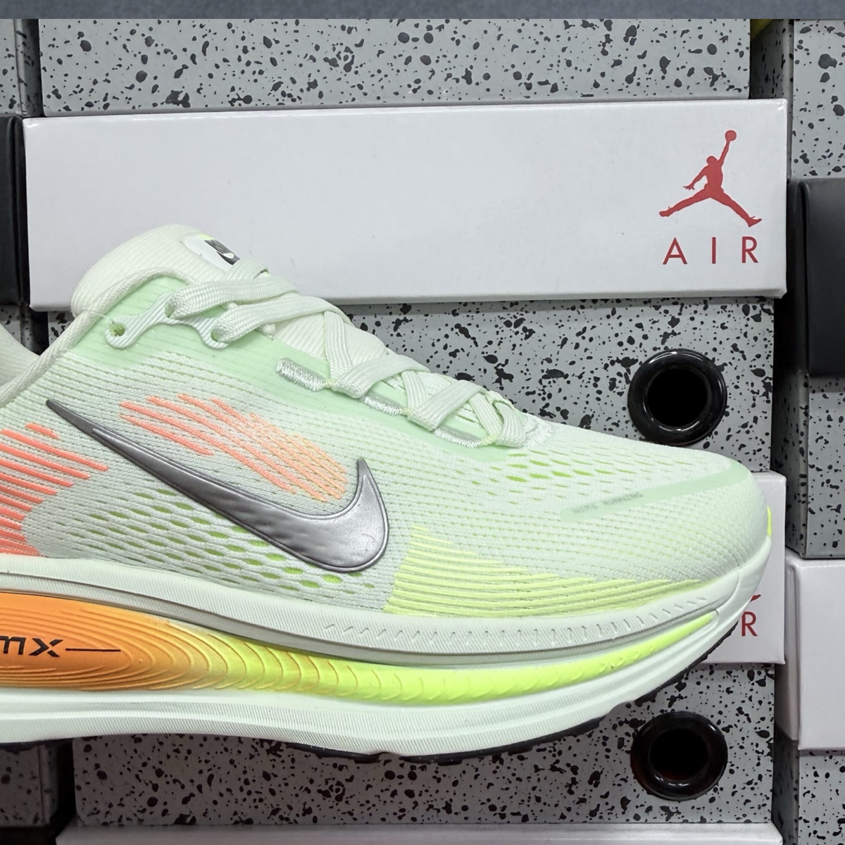 Nike Vomero 18 - Barely Green/Hyper Crimson/Barely Volt