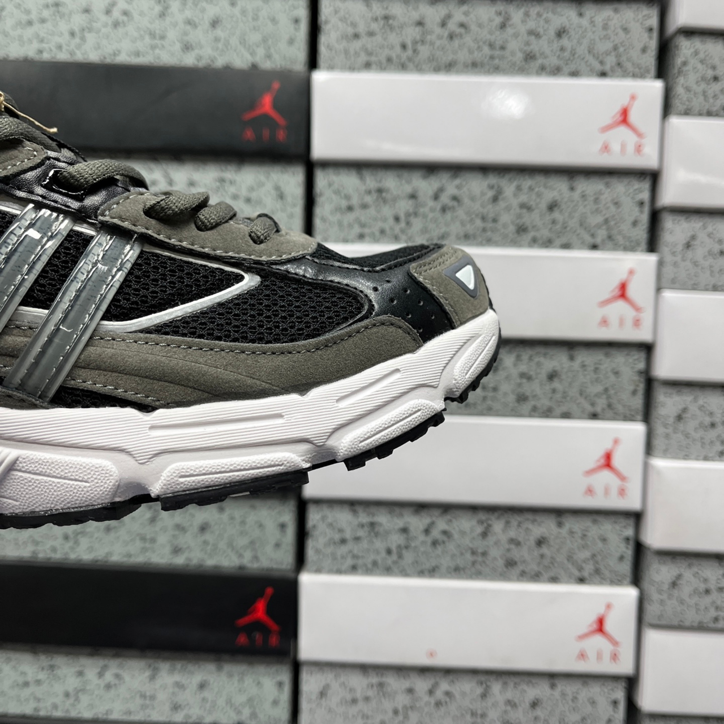 Adidas Response CL - Core Black Grey Five Carbon