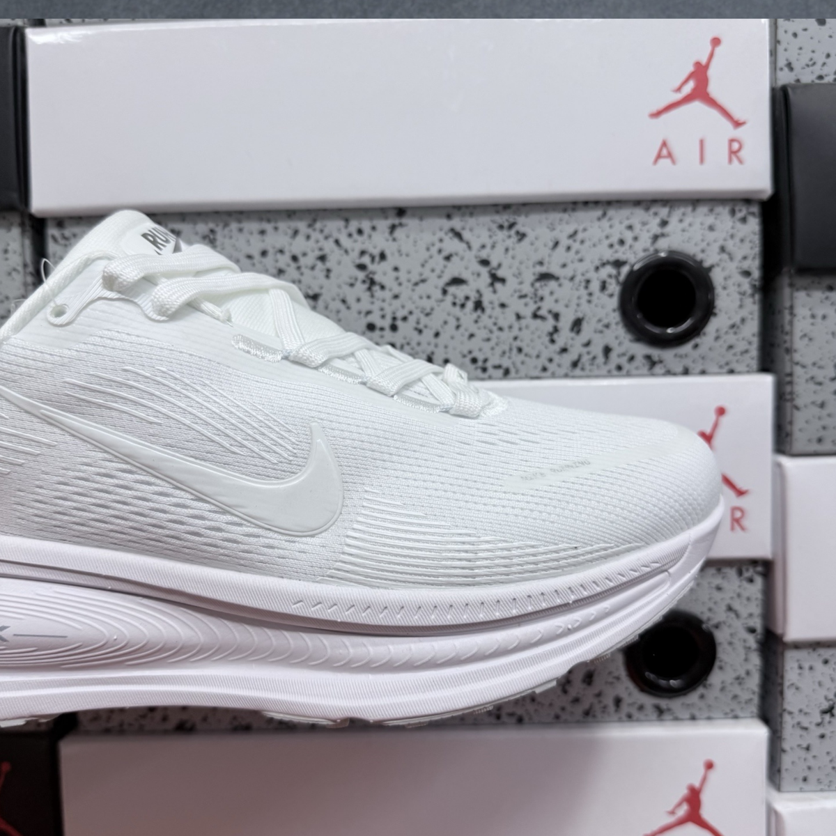 Nike Vomero 18 - White Photon Dust