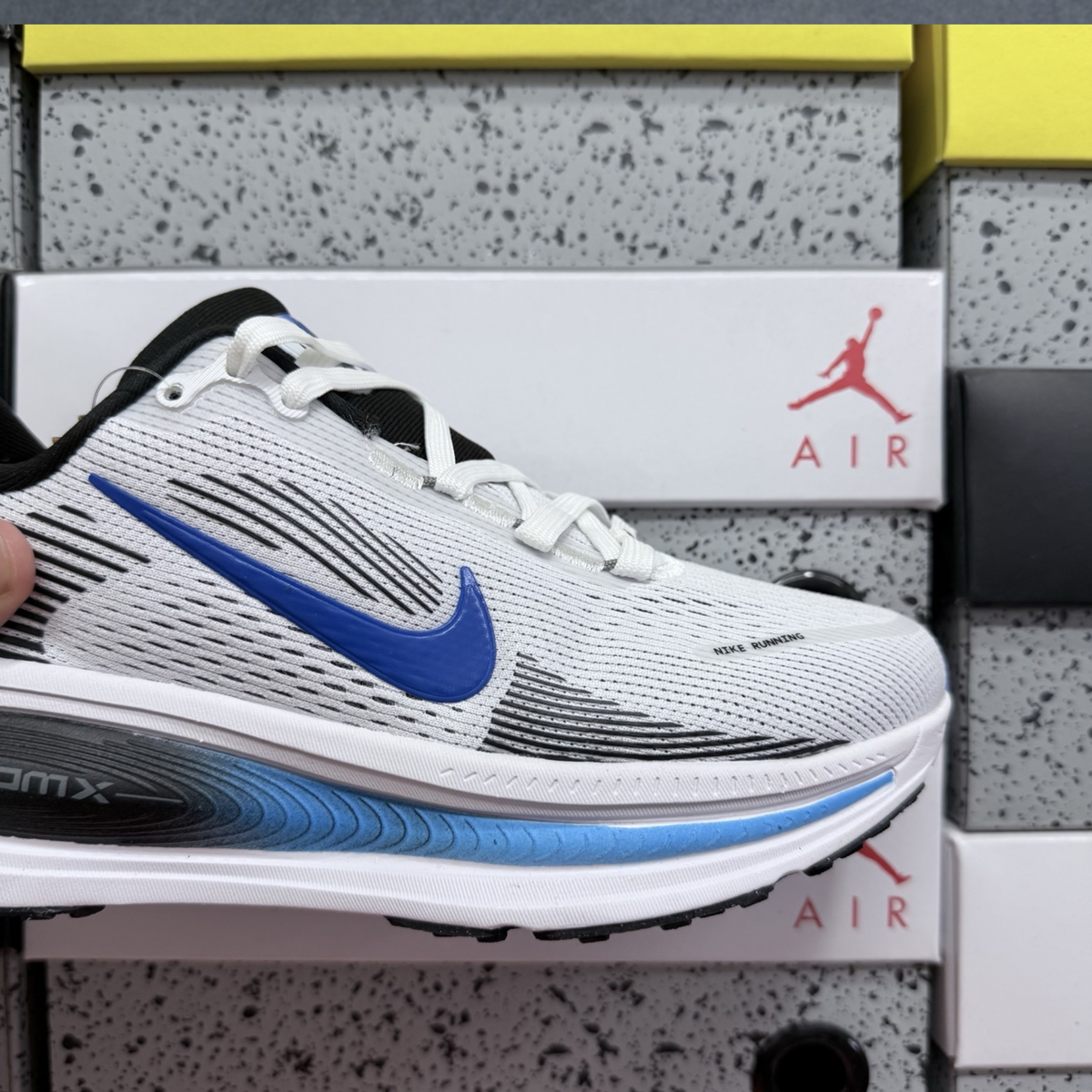 Nike Vomero 18 - White Black Sail Photo Blue