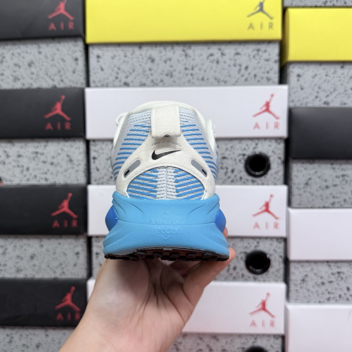 Nike Vomero 18 - White Blue Hero