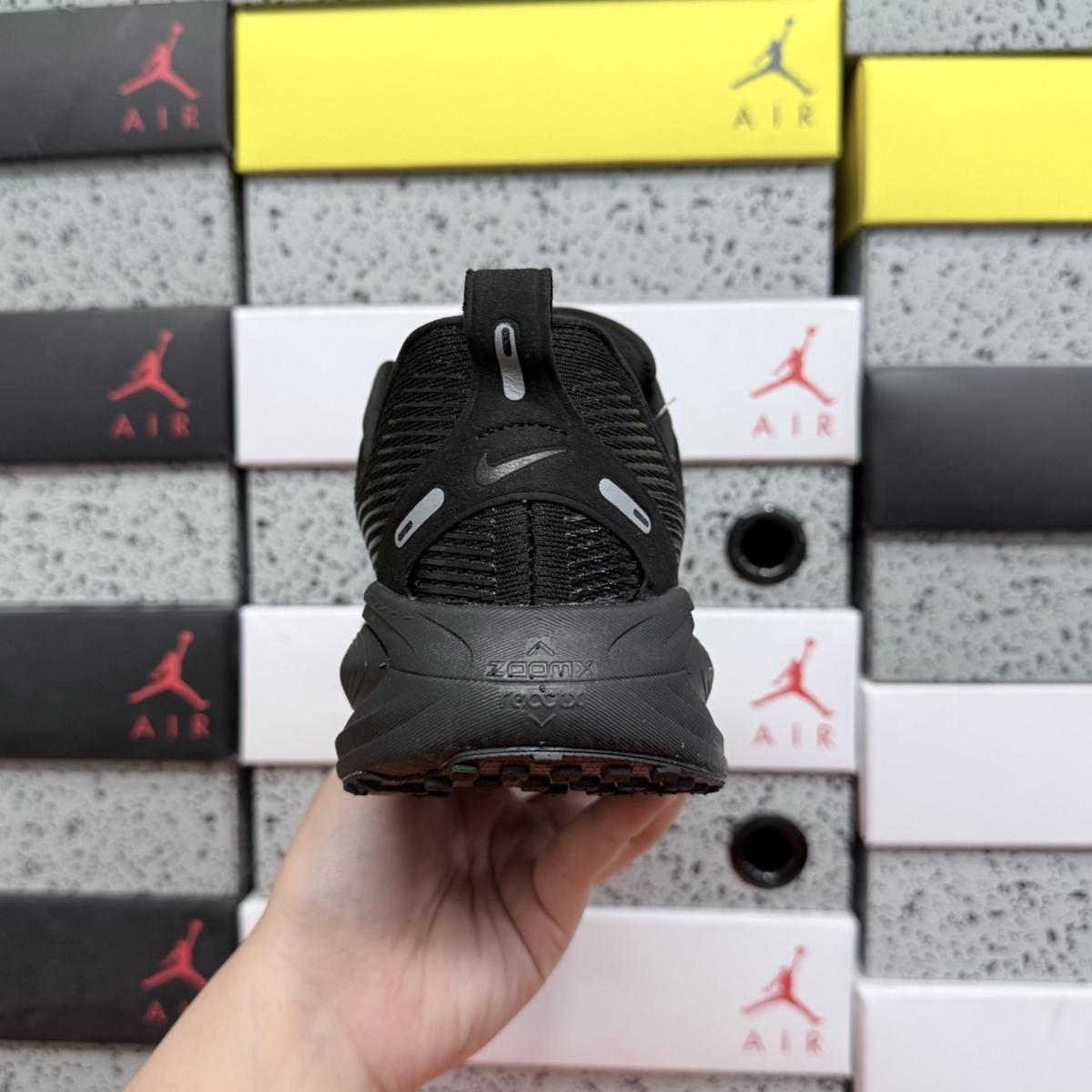 Nike Vomero 18 - Triple Black