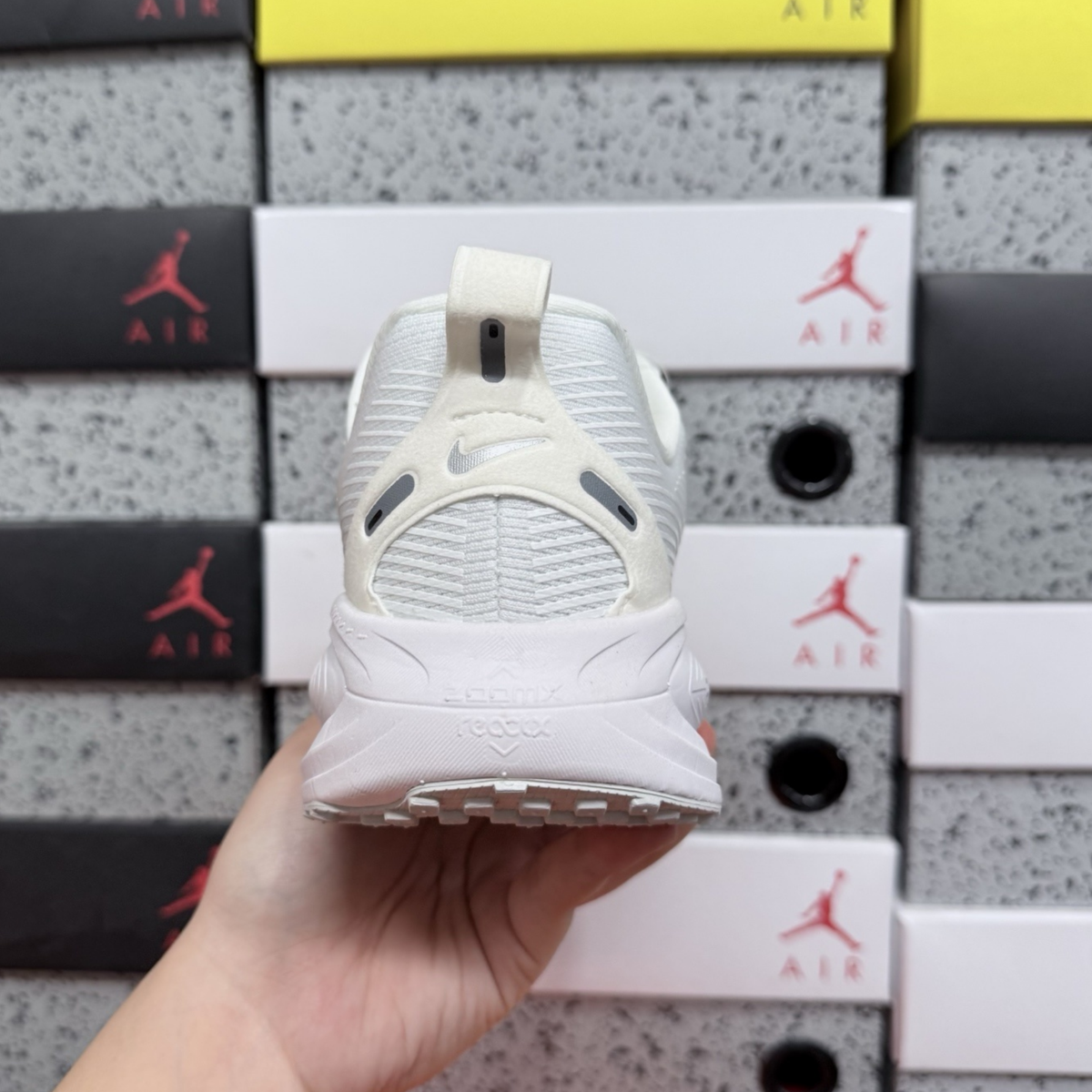 Nike Vomero 18 - White Photon Dust