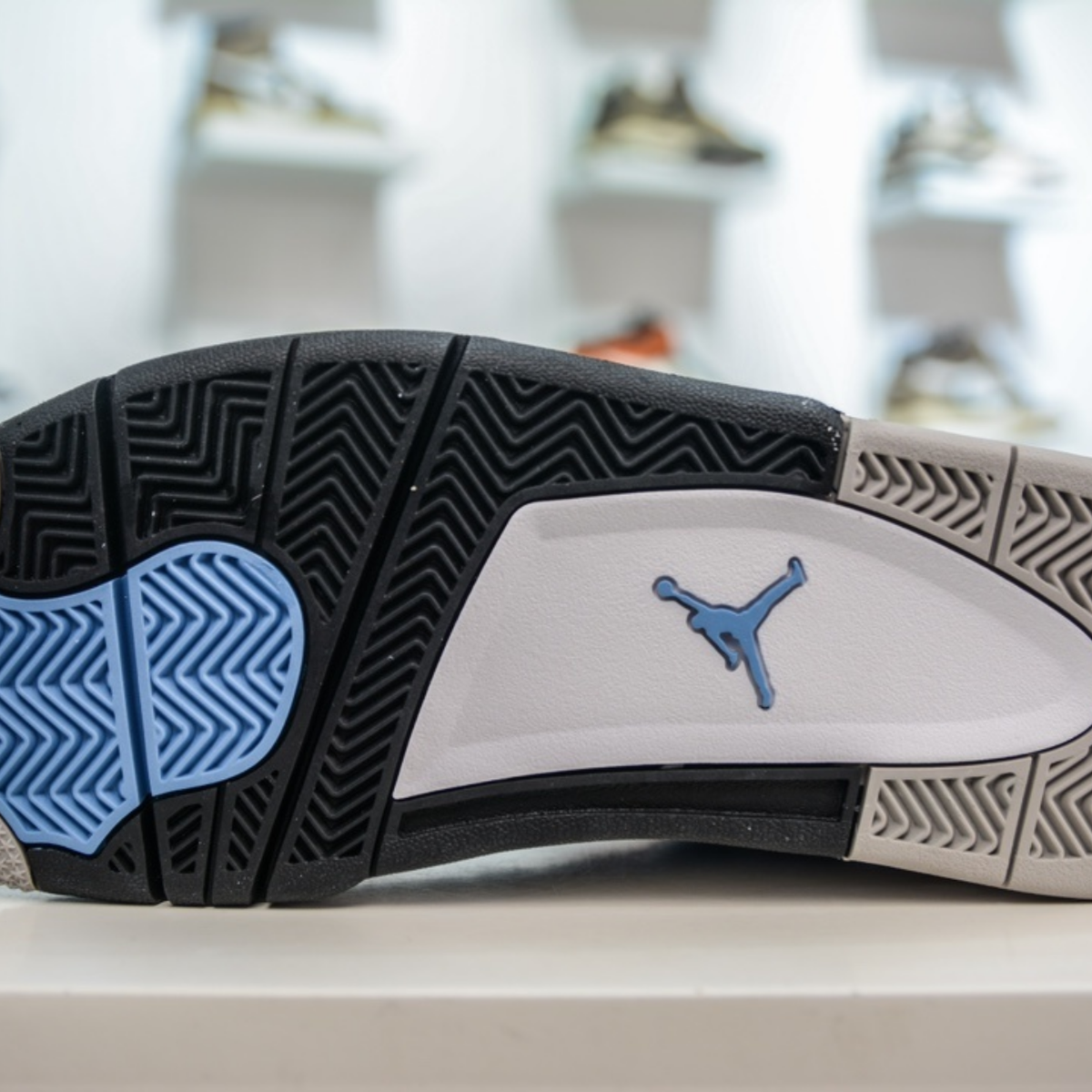 Air Jordan 4 Retro - University Blue