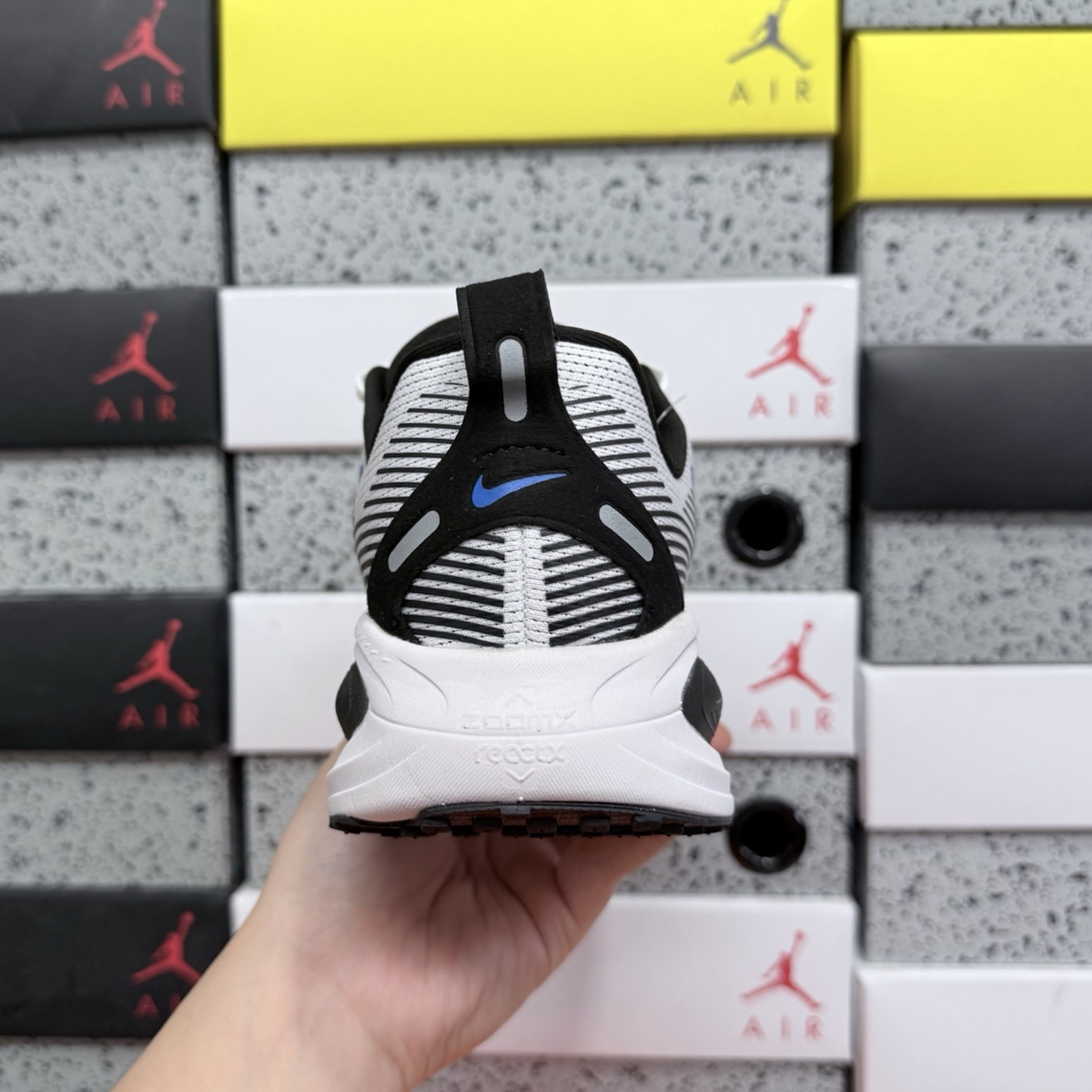 Nike Vomero 18 - White Black Sail Photo Blue