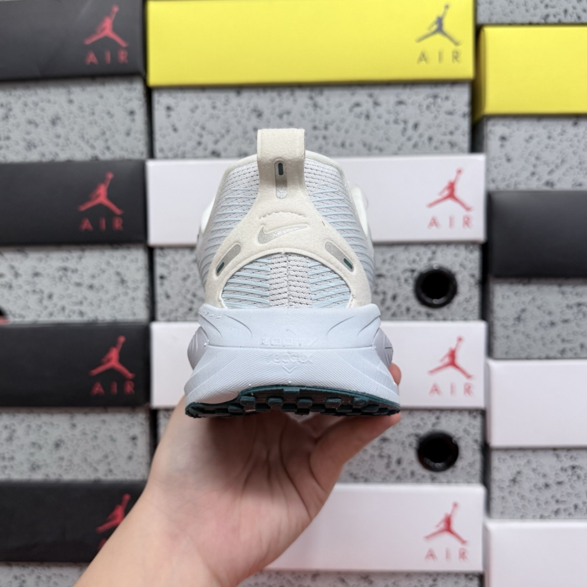 Nike Vomero 18 - Summit White/Blue Tint/Geode Teal