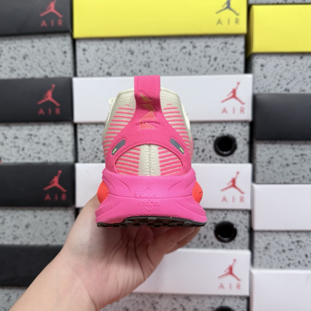 Nike Vomero 18 - Sail Hyper Pink