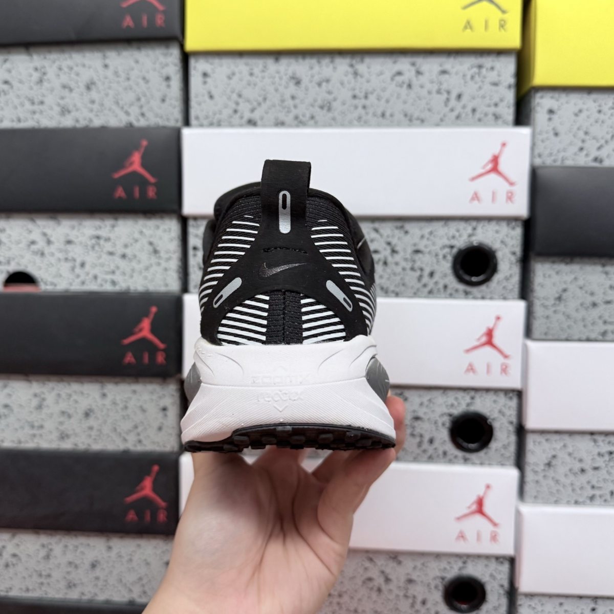 Nike Vomero 18 - Black White