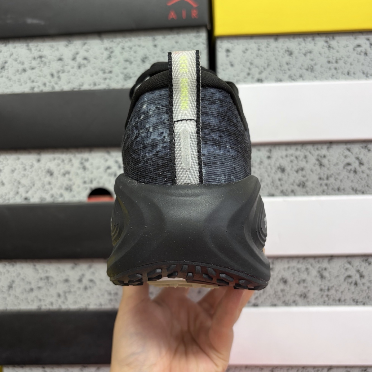 Nike Vomero Plus - Anthracite Oatmeal Volt
