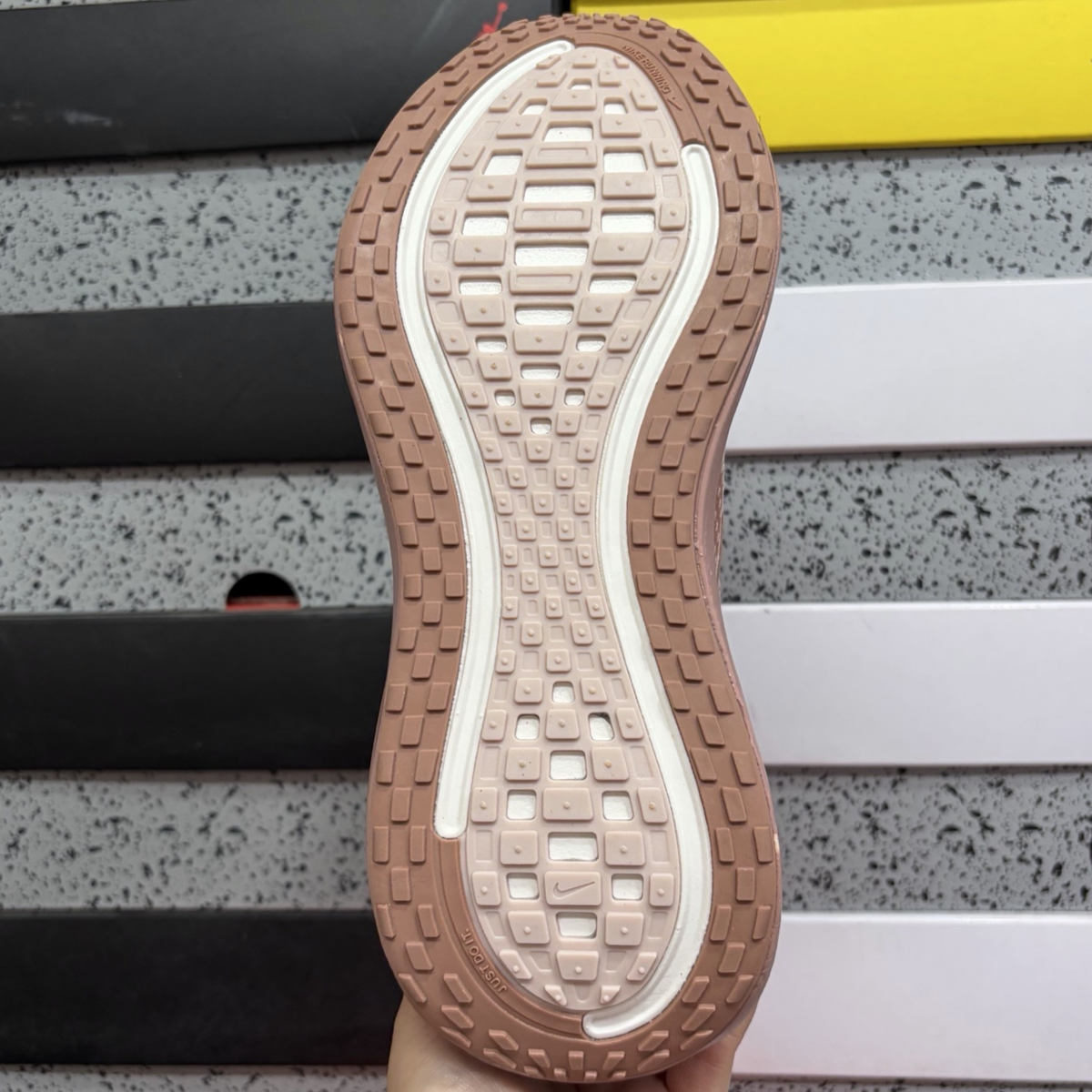 Nike Vomero Plus - Particle Pink Rose Gold