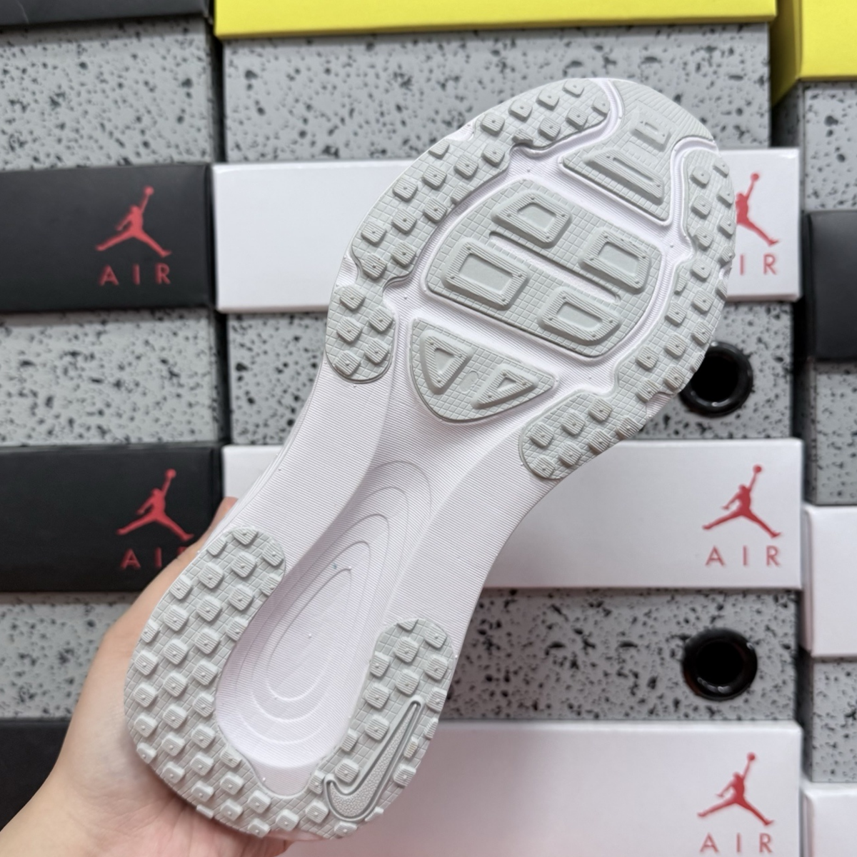 Nike Vomero 18 - White Photon Dust