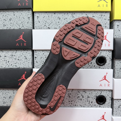 Nike Vomero 18 - Black Velvet Brown