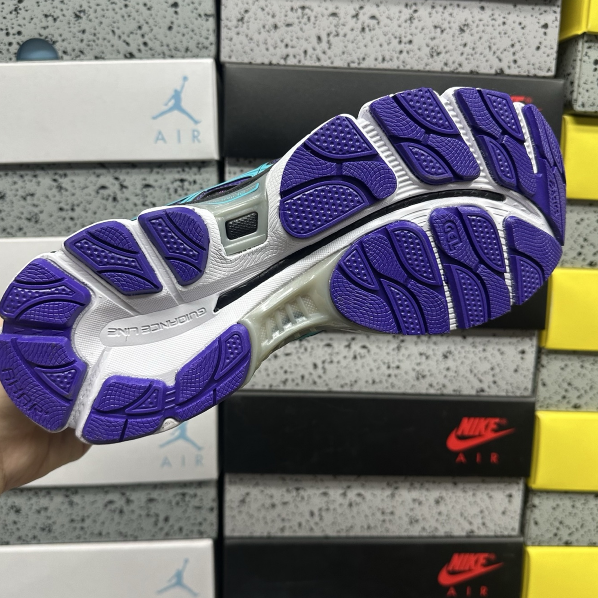 Asics Gel Nimbus 16 - Black / Iridescent Swirl