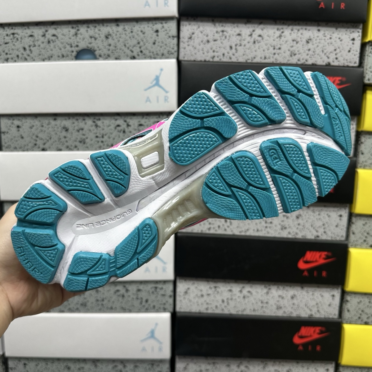 Asics Gel Nimbus 16 - Iridescent / Pink / Blue