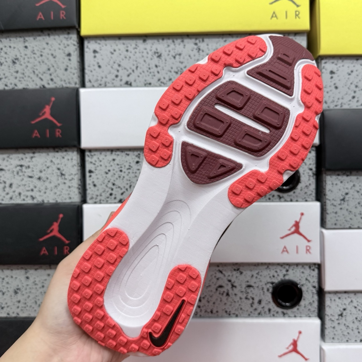 Nike Vomero 18 - Black Bright Crimson