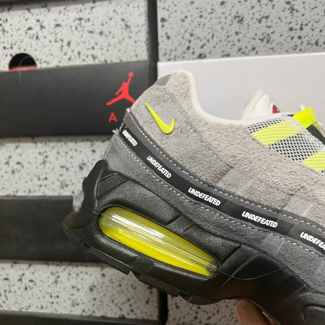 Air Max 95 x Undefeated - Geo NYC Neon