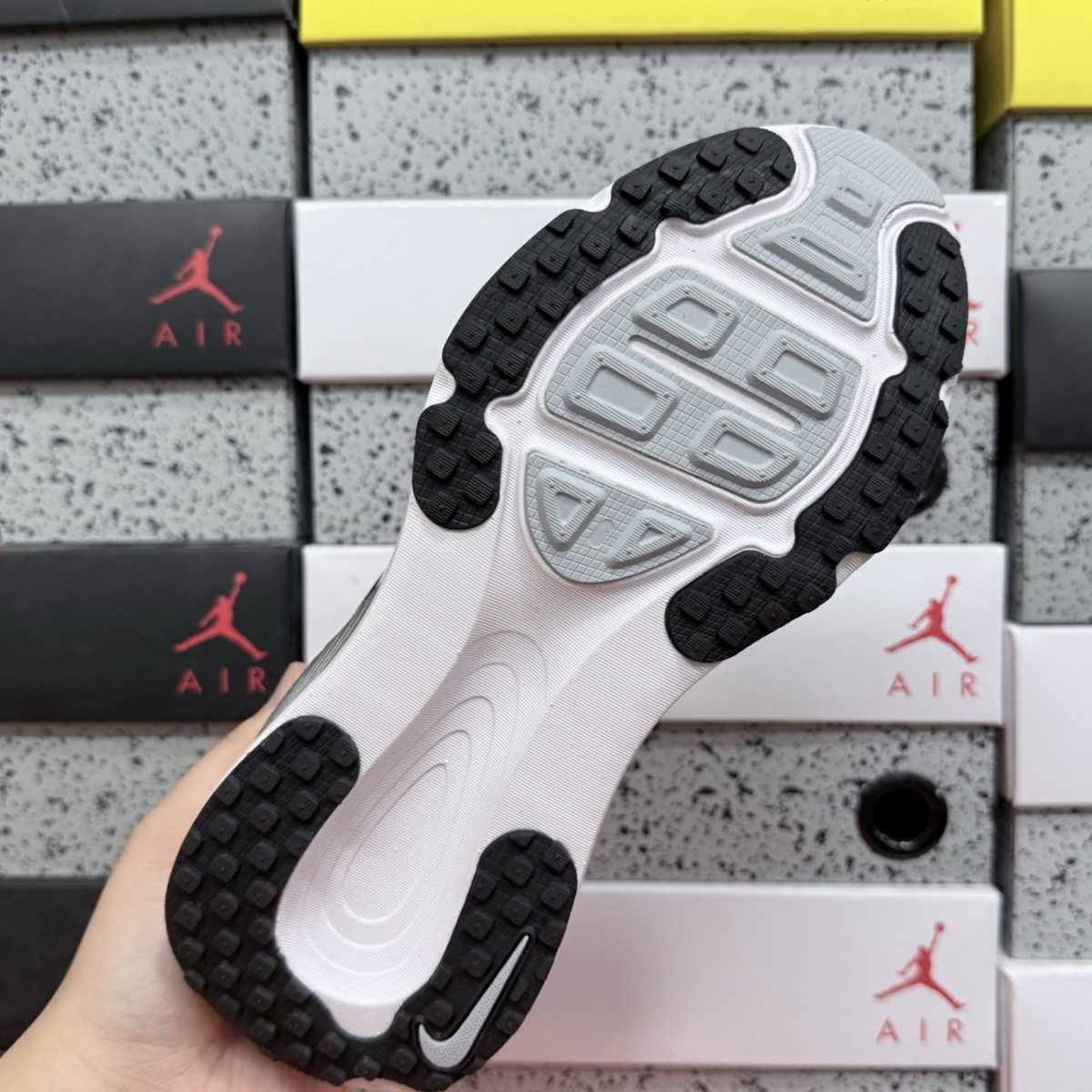 Nike Vomero 18 - Black White