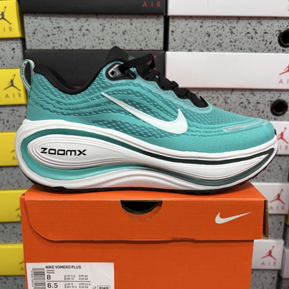 Nike Vomero Plus - Jade Horizon