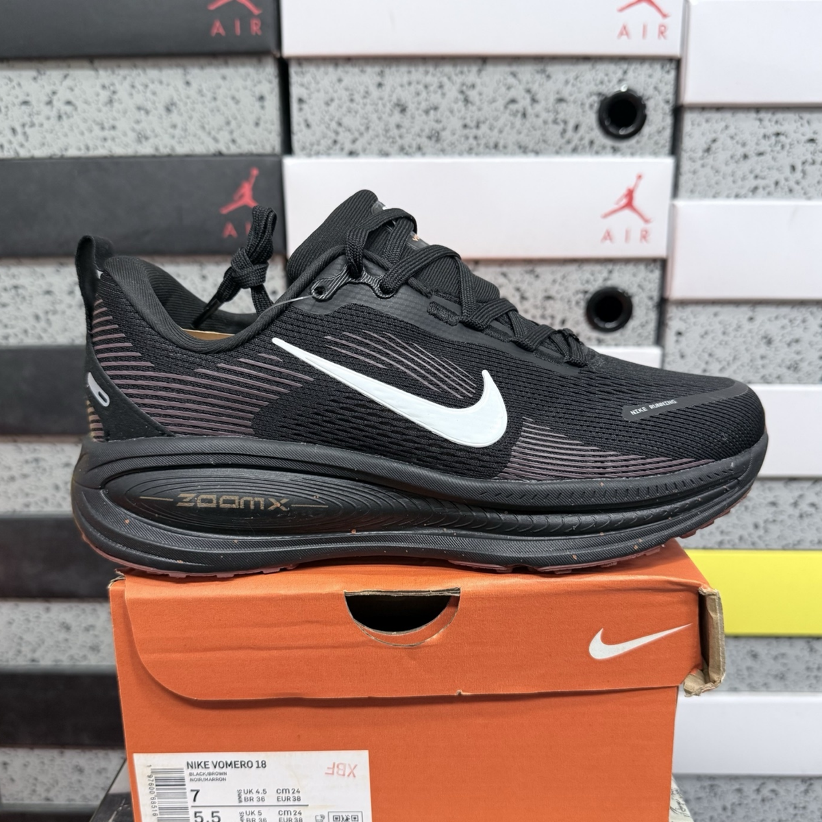 Nike Vomero 18 - Black Velvet Brown