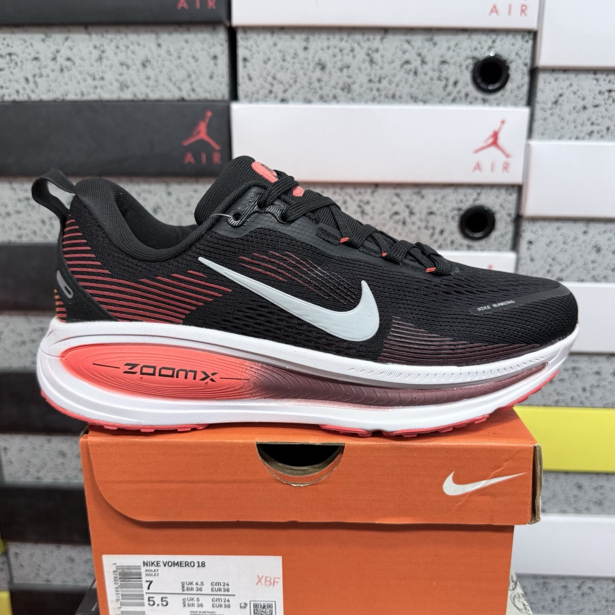 Nike Vomero 18 - Black Bright Crimson