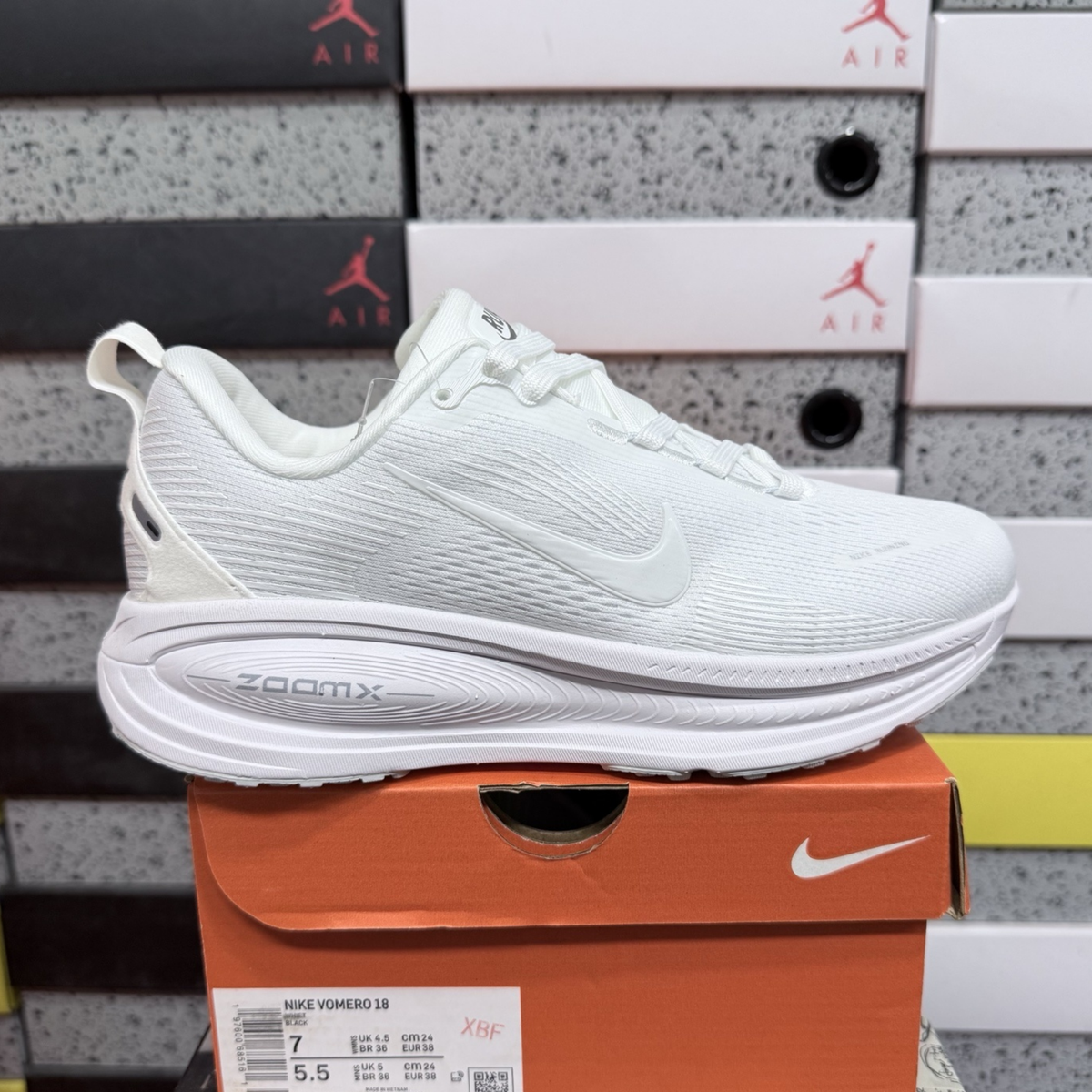 Nike Vomero 18 - White Photon Dust